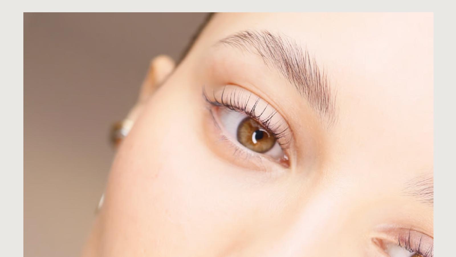 Natural Microblading – ruhige Studioaufnahme