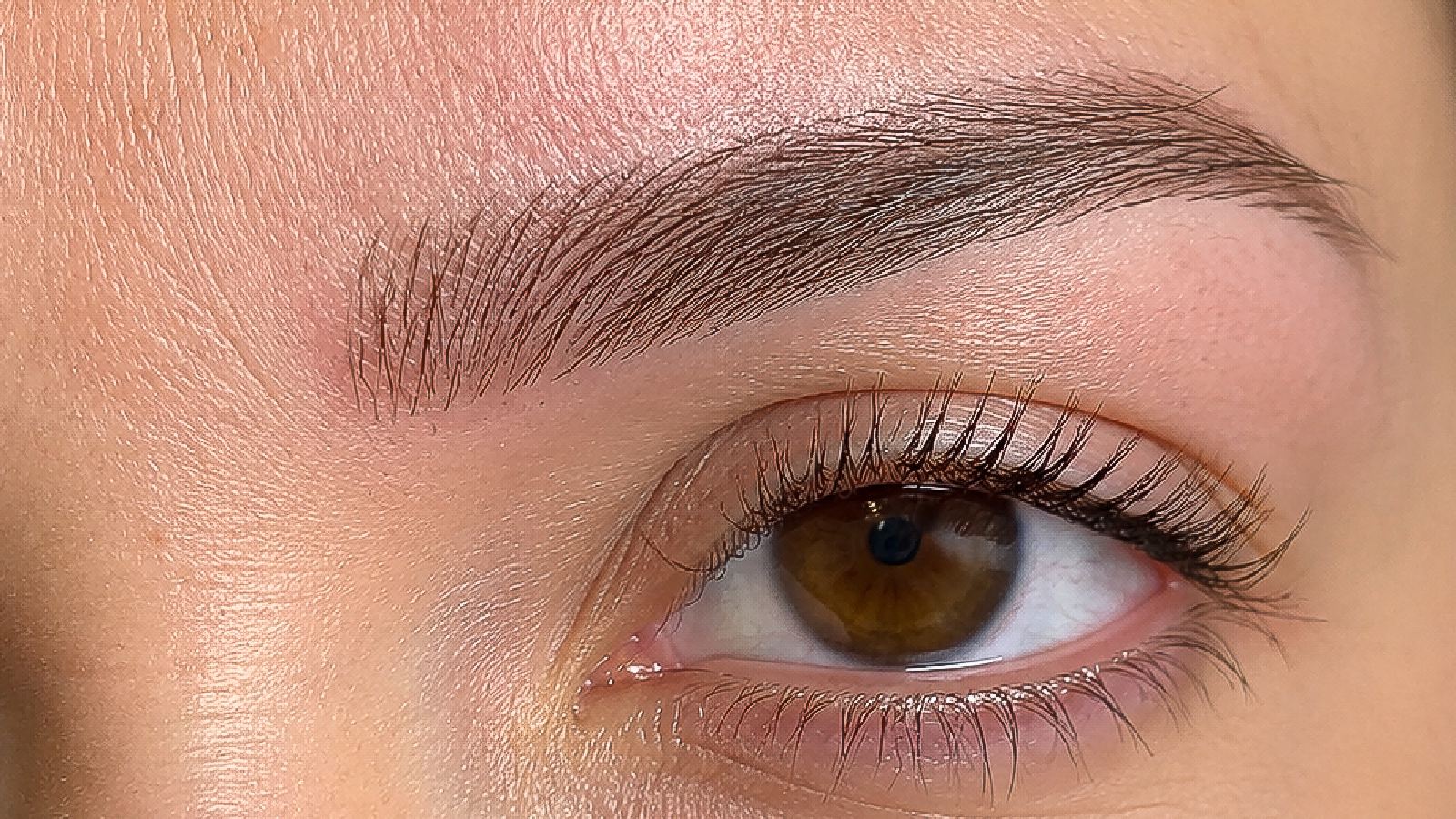 Natural Microblading – ruhige Studioaufnahme