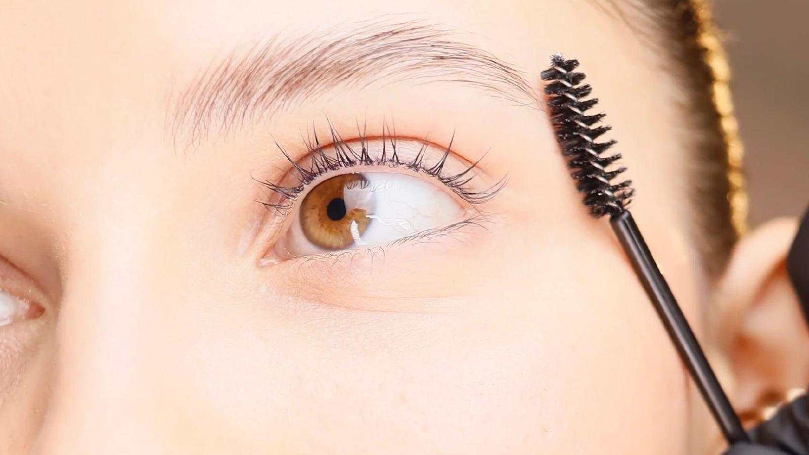 Wimpern & Brows – ruhige Studioaufnahme